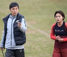 王霜与网友互动时谈贾秀全“茶叶梗”：不需要买，是他送我们喝